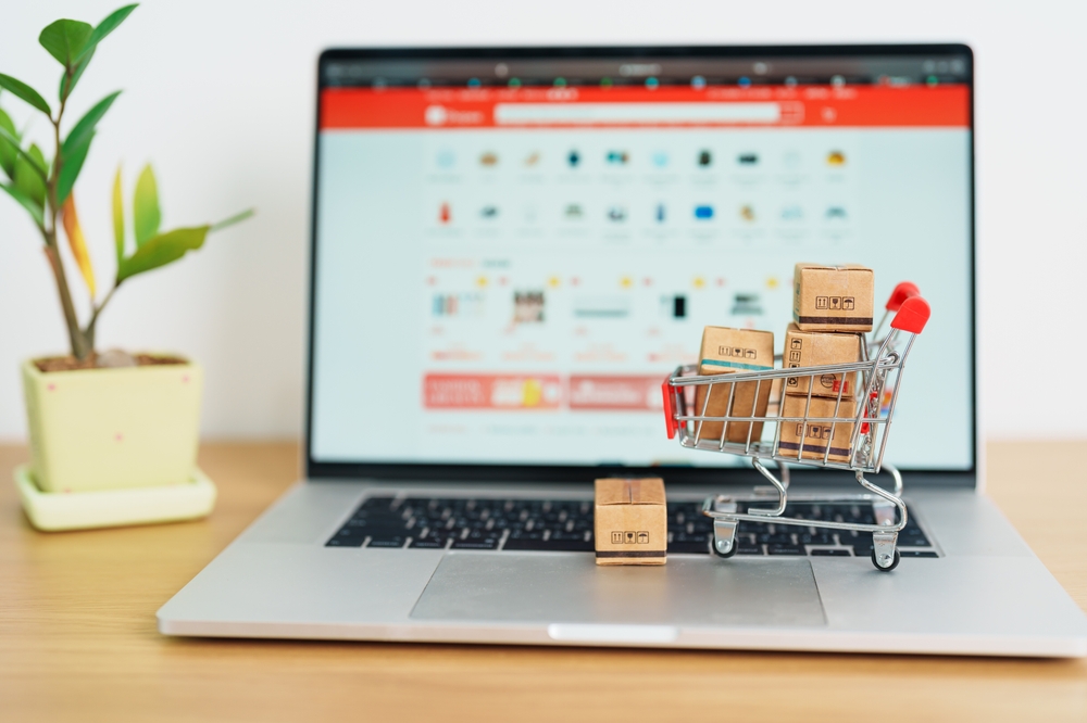 Boxes with shopping cart on a laptop computer. online shopping, Marketplace platform website, technology, ecommerce, shipping delivery, logistics and online payment concepts